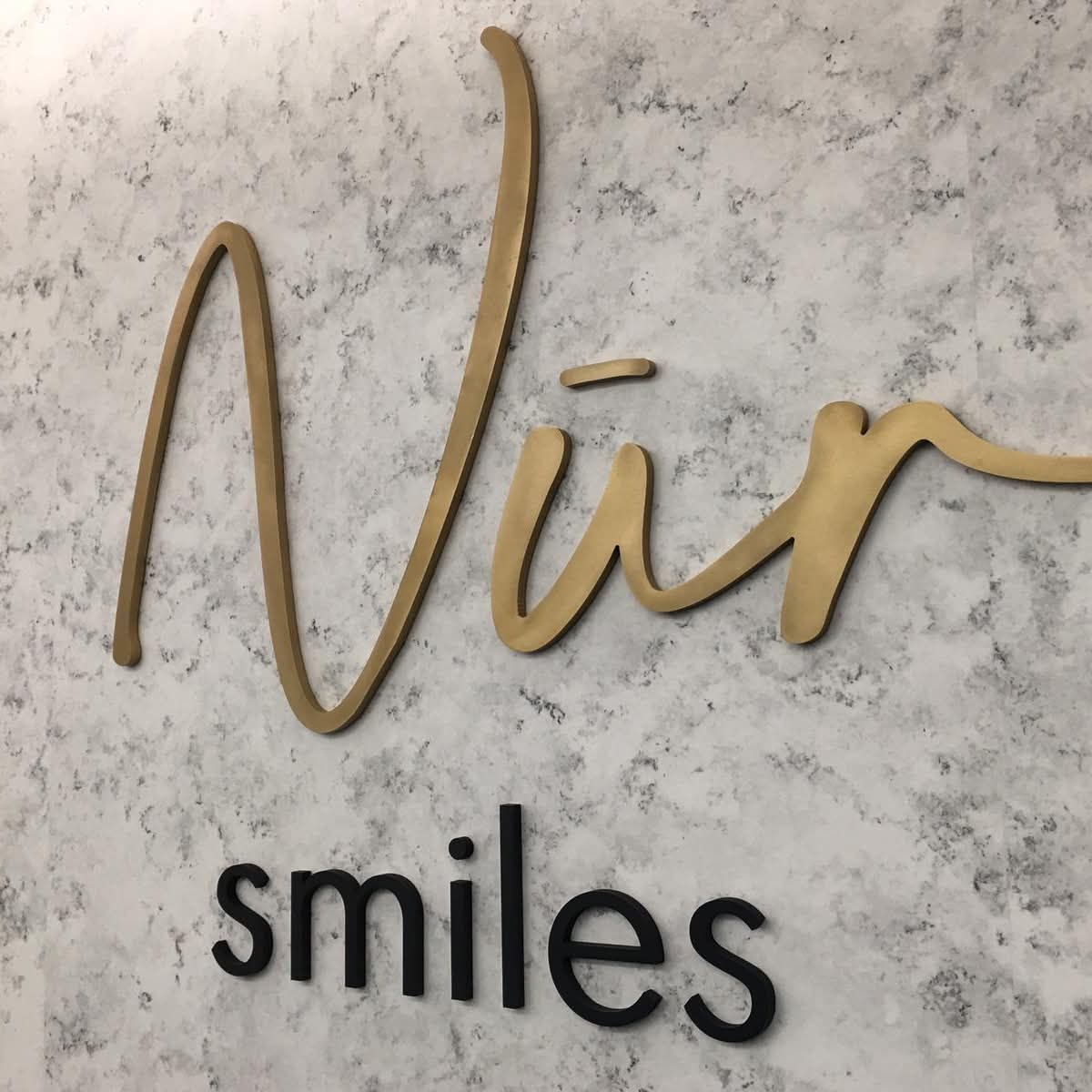 Nur Smiles logo